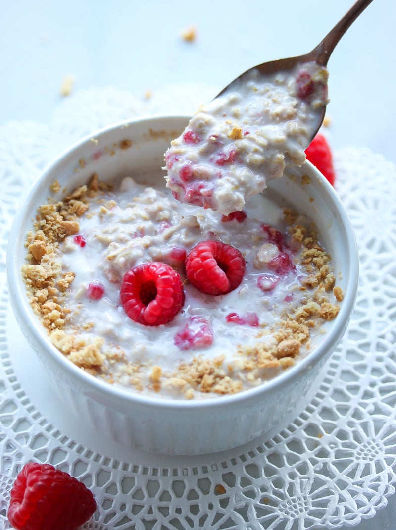 Raspberry Cheesecake Overnight Oats | dishingouthealth.com