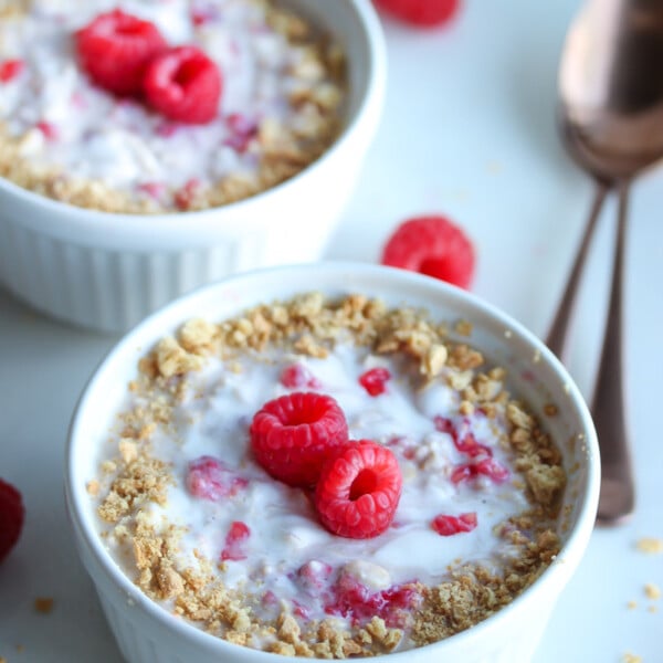 Raspberry Cheesecake Overnight Oats | dishingouthealth.com