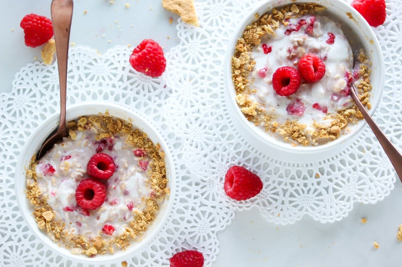 Raspberry Cheesecake Overnight Oats | dishingouthealth.com