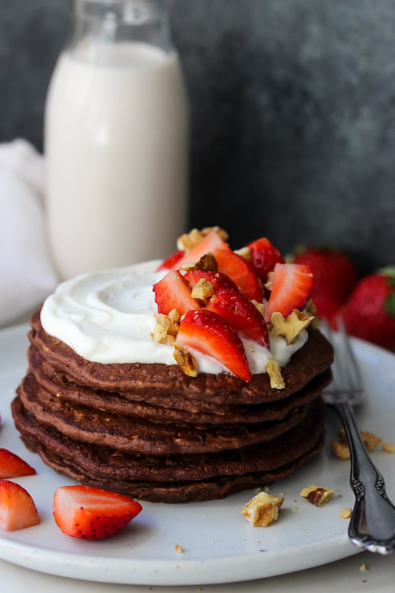 Flourless Blender Chocolate Pancakes (gluten free) | dishingouthealth.com