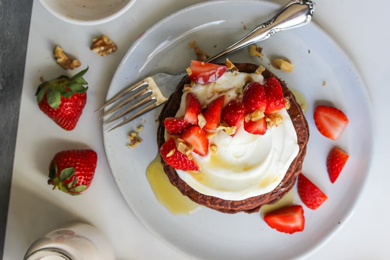 Flourless Blender Chocolate Pancakes (gluten free) | dishingouthealth.com