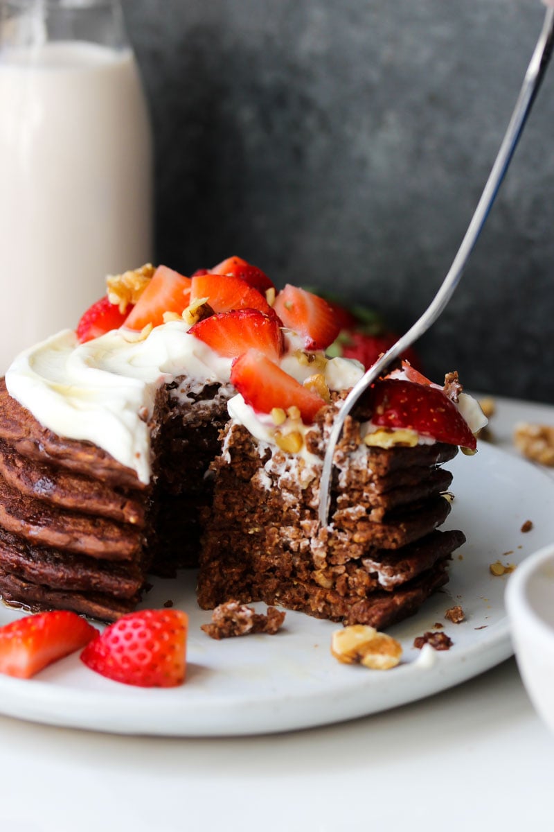 Flourless Blender Chocolate Pancakes (gluten free) | dishingouthealth.com