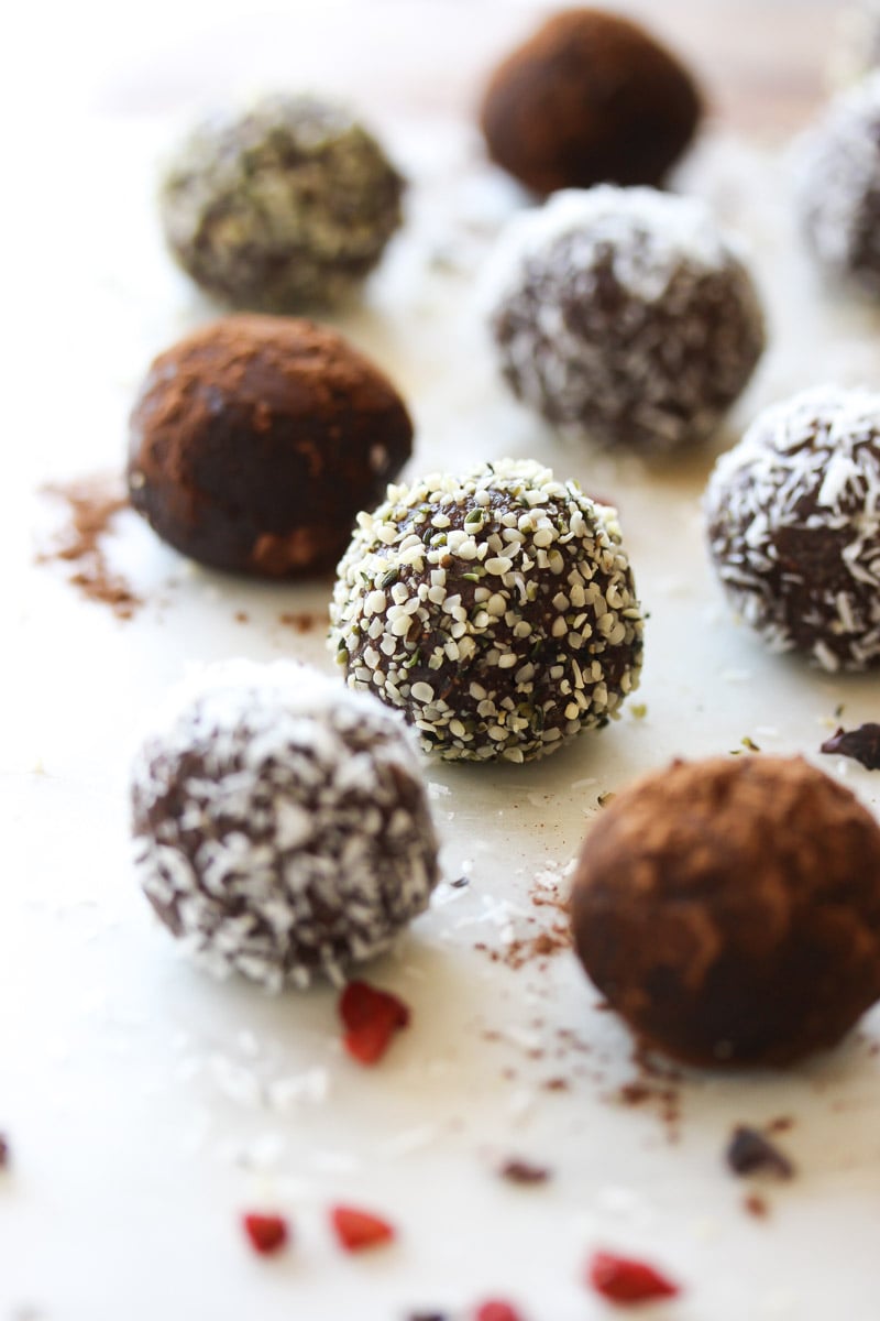 Raw Superfood Brownie Bites (vegan, gluten free) | dishingouthealth.com