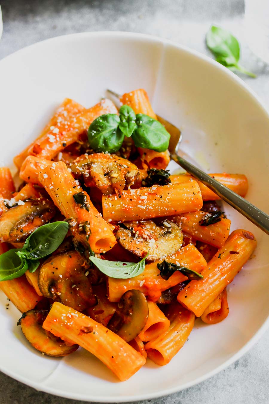 5 Ingredient Roasted Red Pepper Pasta with Mushrooms