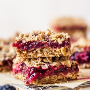 Whole-grain crumble bars with blackberries and lemon