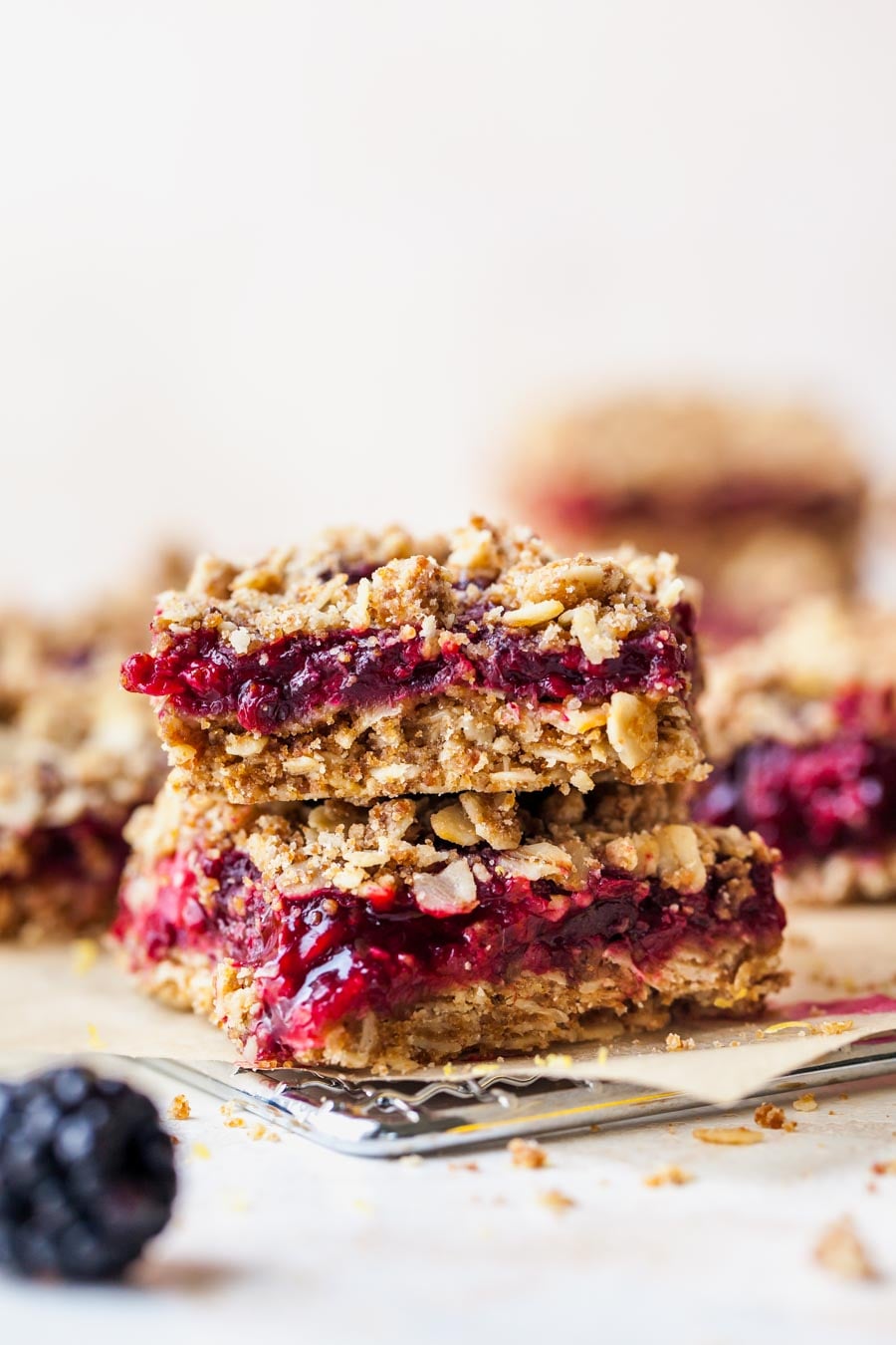 Whole-grain crumble bars with blackberries and lemon