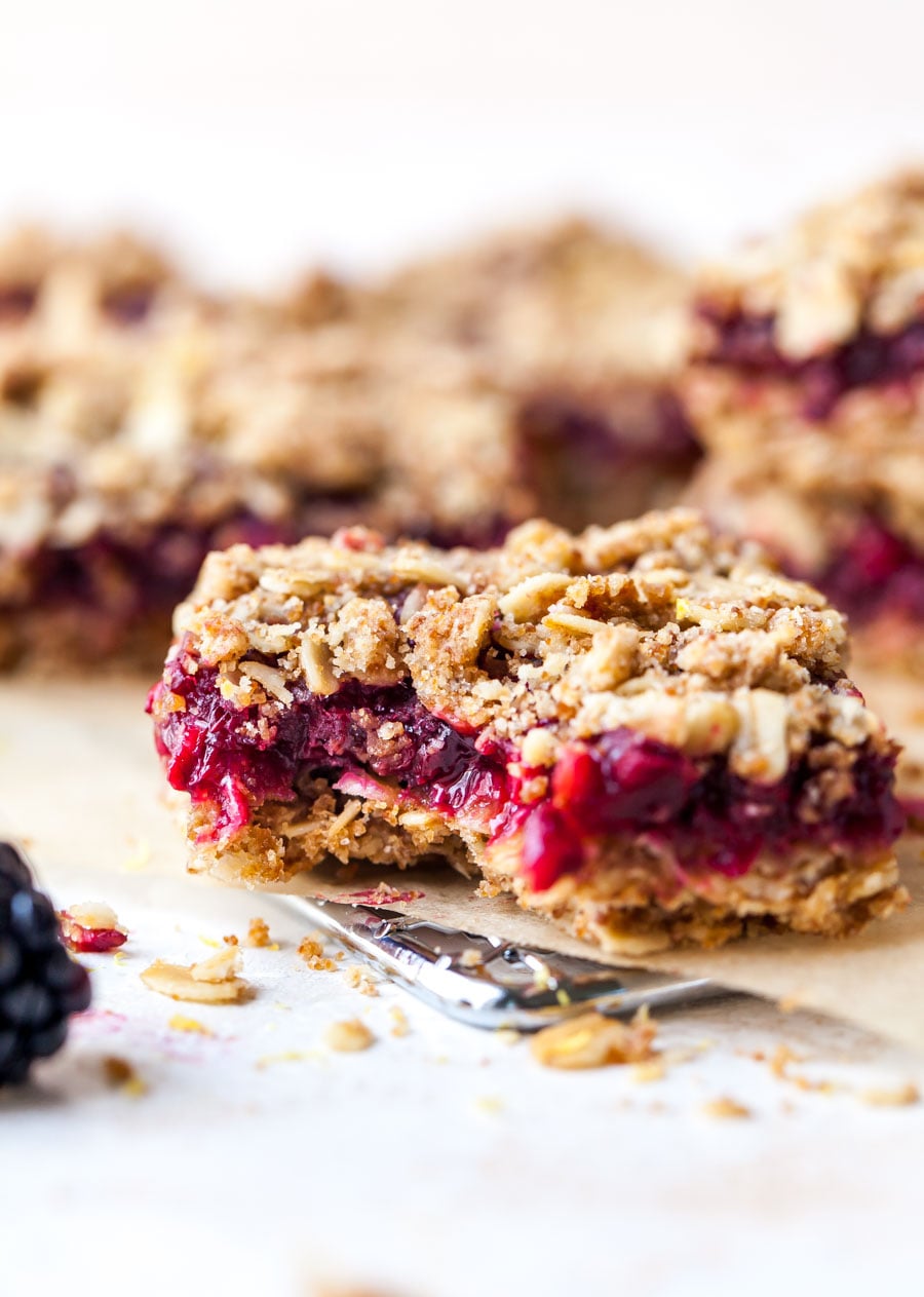 Homemade Nutrigrain Bars with Blackberries and Oats