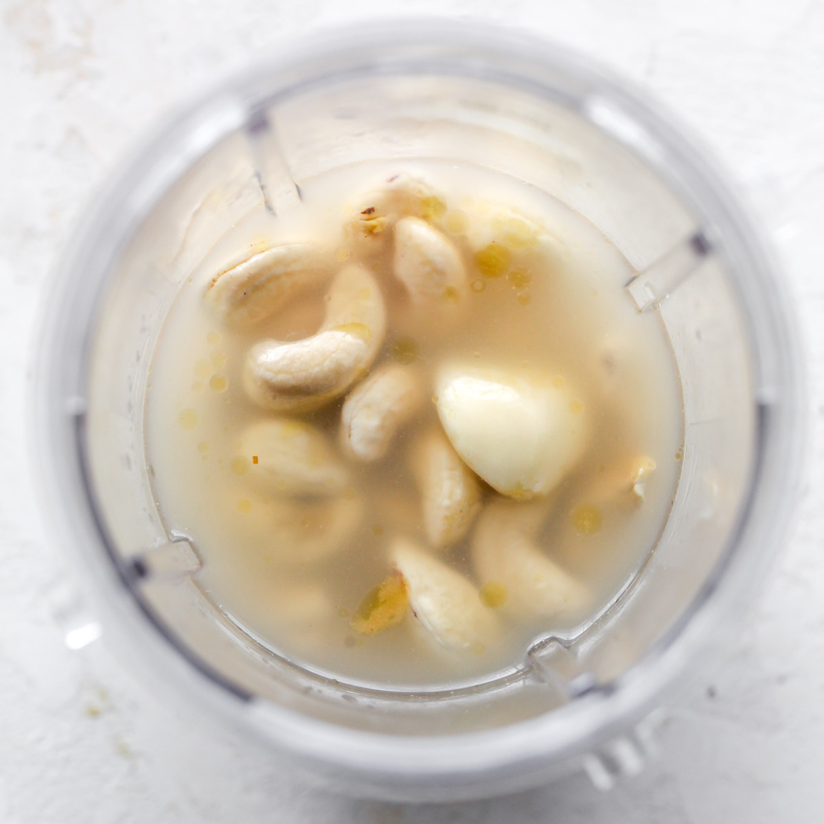 Cashews, garlic, and lemon juice in a blender